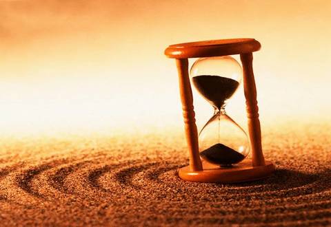 una clessidra, simbolo del tempo che passa